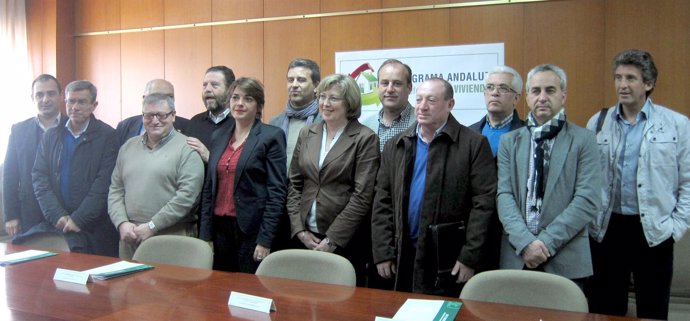 Elena Cortés en el centro junto con alcaldes de Córdoba tras la firma