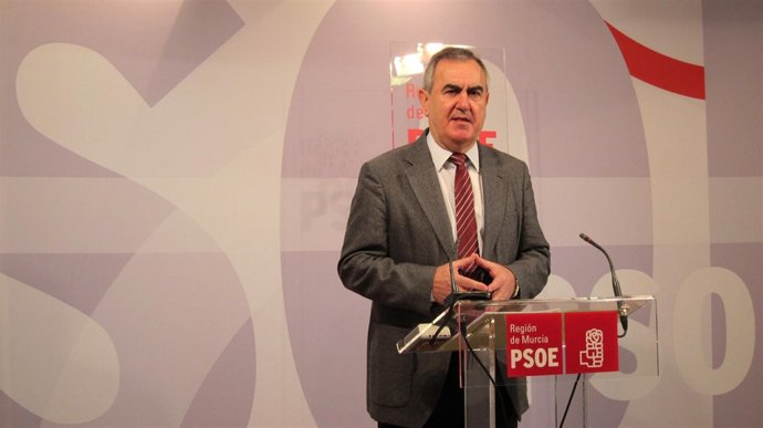 El secretario general de los socialistas murcianos en rueda de prensa