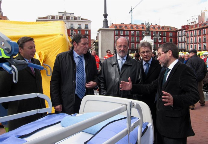 Sáez Aguado (sgundo por la izquierda) durante una presentación de ambulancias