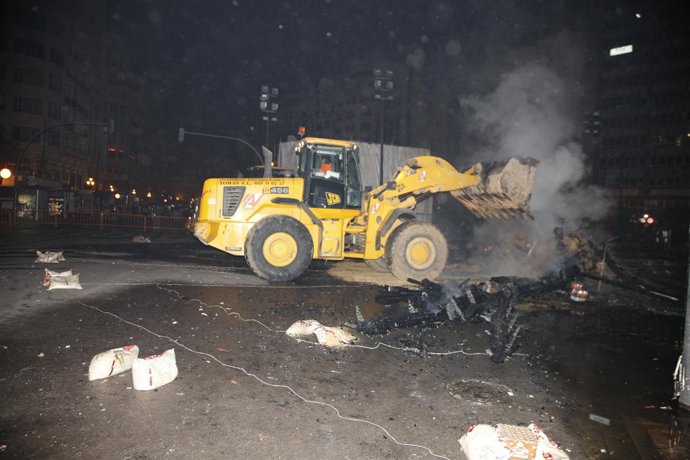 Una máquina retirando ceniza de una falla tras la 'cremà' de 2013