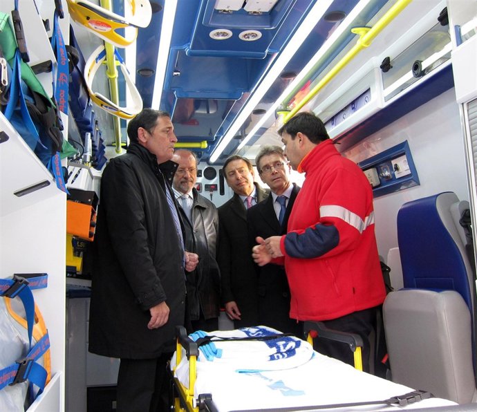 Sáez Aguado y León de la Riva comprueban una de las nuevas ambulancias