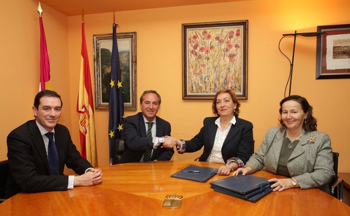 La consejera de Agricultura y el preside de CECAM