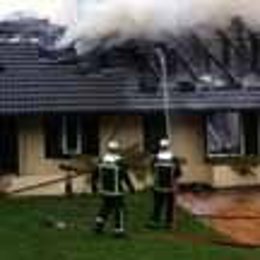 Bomberos extinguen el fuego de un chalé