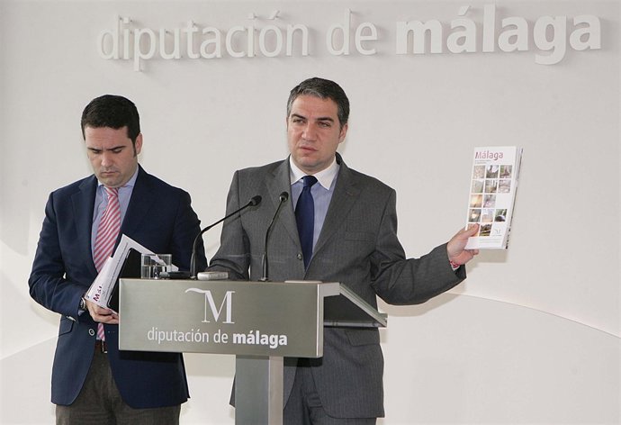 El presidente de la Diputación, Elías Bendodo, presenta la guía turística 