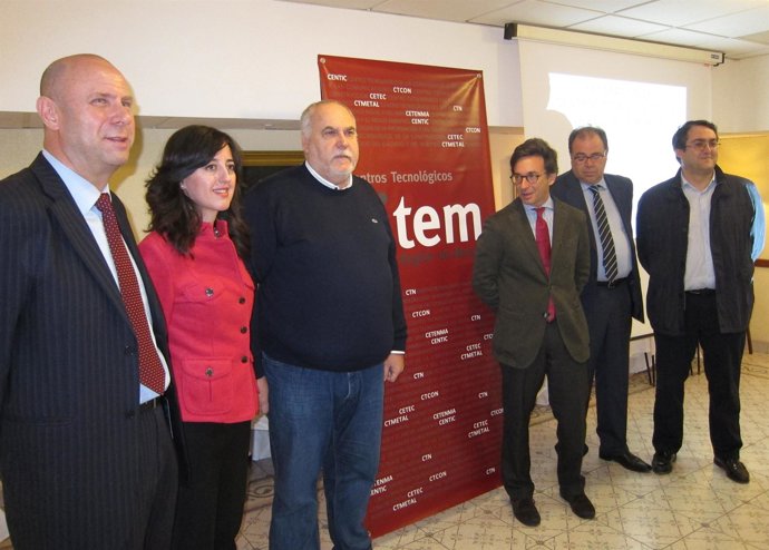 Egea acompañado de los presidentes y directores de los centros tecnológicos 