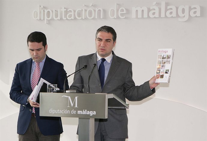 El presidente de la Diputación, Elías Bendodo, presenta la guía turística 