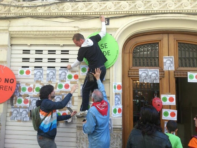 Miembros de la PAH ante la casa de González Pons en Valencia