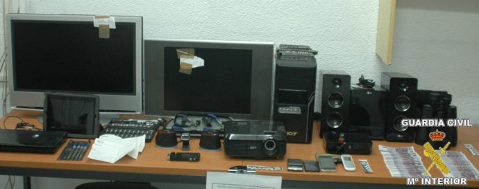 Efectos intervenidos a dos detenidos por robar en una vivienda