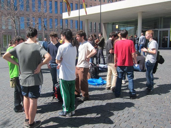 Concentrados en la Ciudad de la Justicia en apoyo de la pta.De Flor de Maig