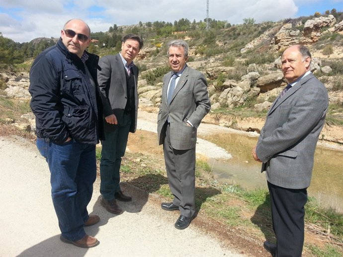 El consejero Cerdá  y el alcalde de Bullas en las Fuentes del río Mula