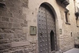 Puerta de entrada al Palau Centelles, sede del Instituto de Estudios Autonómicos