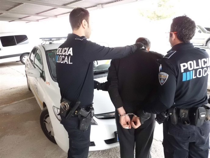 El hombre detenido tras atacar a su padre con una katana