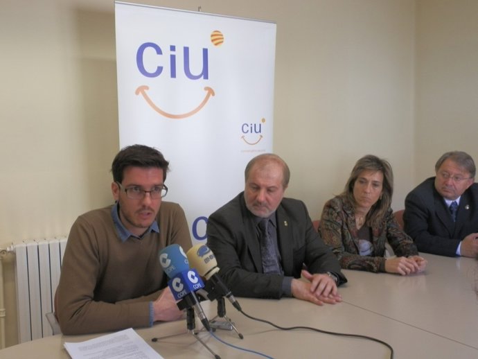 Antoni Postius, concejal de CiU con concejales del grupo