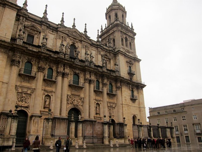 Un grupo de turistas mira la Catedral de Jaén en una imagen del pasado febrero.