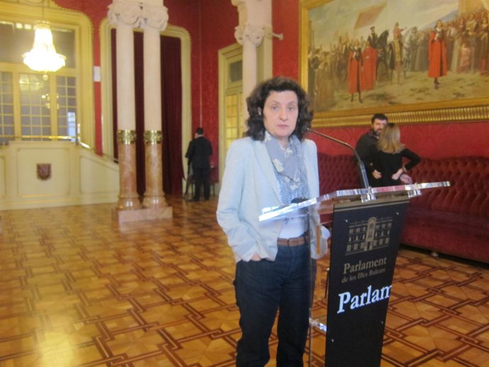 Fina Santiago en el Parlament