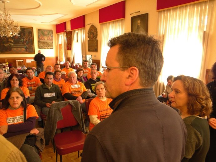 Xavier Vence con los afectados por las preferentes