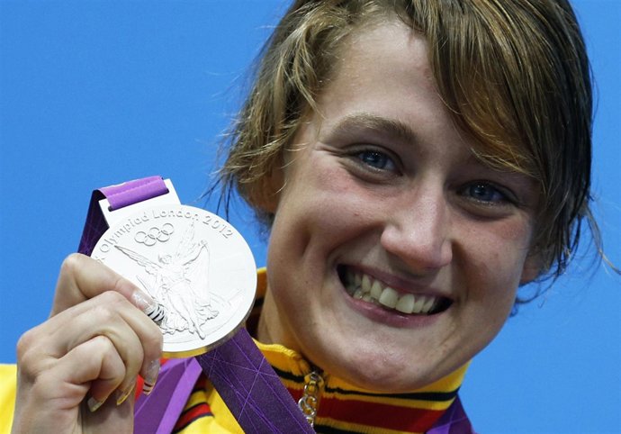 Mireia Belmonte celebra su medalla de plata en Londres 2012
