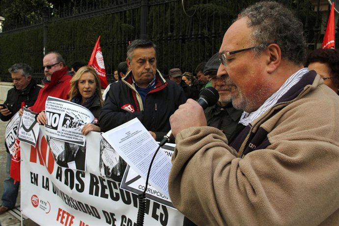 Concentración de universitarios ante Subdelegación del Gobierno