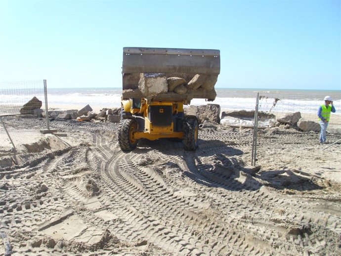 Primeros trabajos en el paseo marítimo de Matalascañas. 