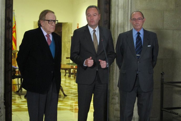 Fabra interviene junto a Tamames (izq.) y Lamo de Espinosa.