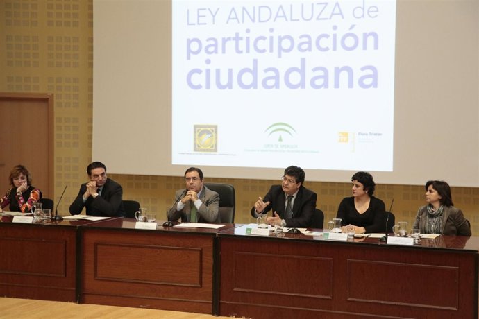 Valderas, en un encuentro sobre la ley de participación