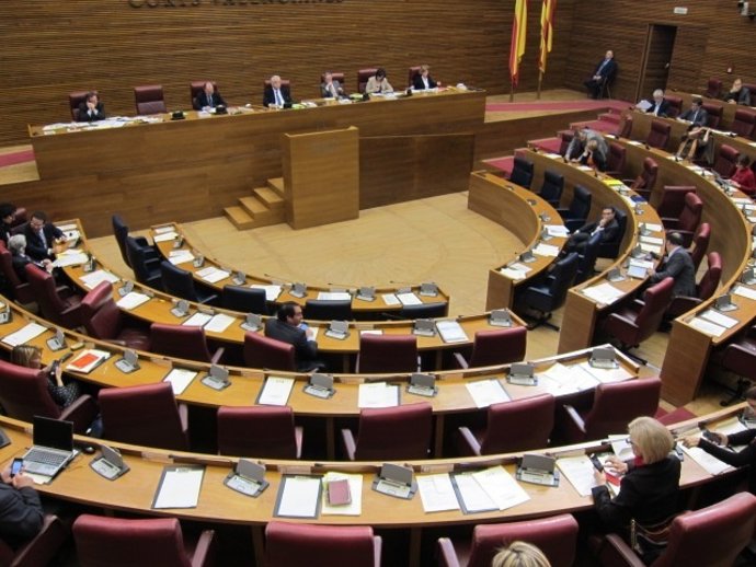 Diputados en la sesión de control de las Corts