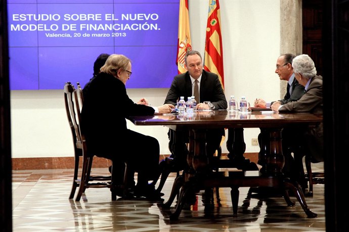 Fabra en la reunión con la Comisión de Economía del Alto Consejo Consultivo.