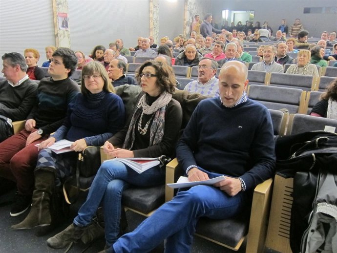 José Antonio Díez (izquierda) al comienzo de la asamblea extraordinaria