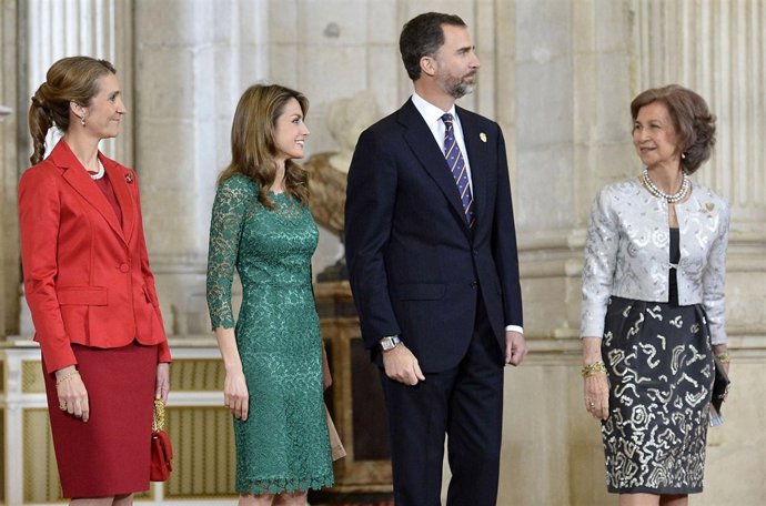 Infanta Elena, Los Príncipes de Asturias junto a la Reina Sofía 