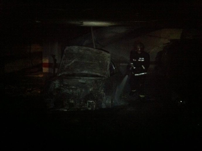 Unos de los vehículos quemados.