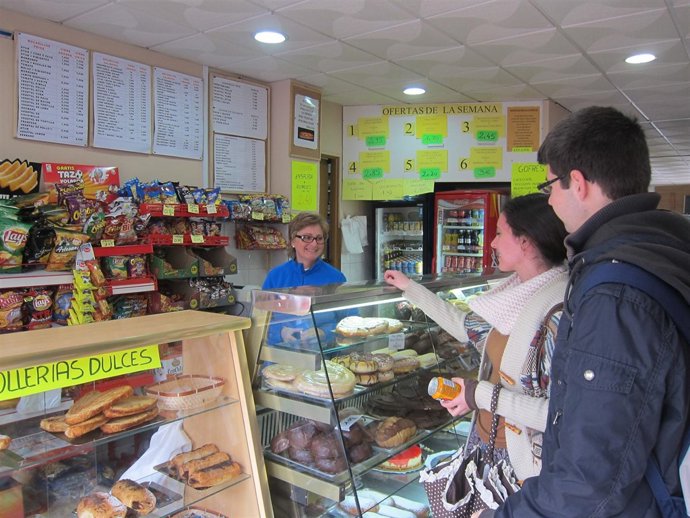 Jóvenes compran en la bocatería 'Brioche' en Sevilla