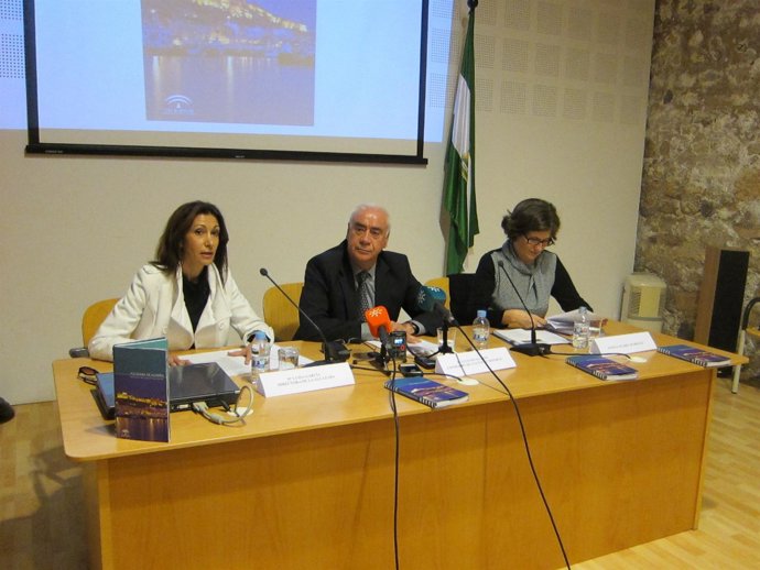 El consejero de Cultura, Luciano Alonso, presenta la guía de La Alcazaba