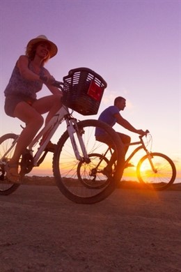 Turistas practicando deporte en playas de Canarias