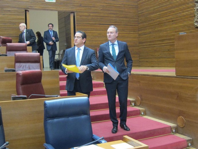 Alberto Fabra (derecha) junto a Joreg Bellver en las Corts 
