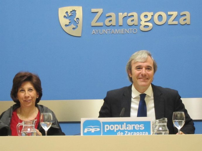 Los concejales del PP Jorge Azcón y Reyes Campillo