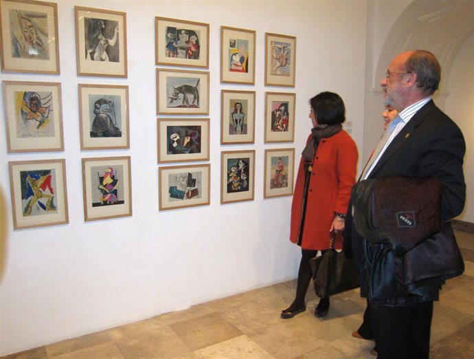 El alcalde de Valladolid observa la exposición 'Picasso, Creador'
