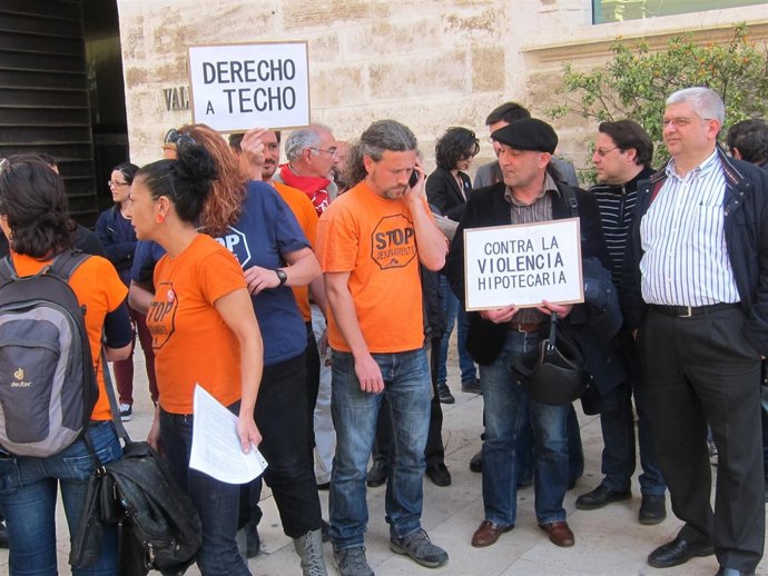 Protesta de de la PAH de Valencia frente a las Corts