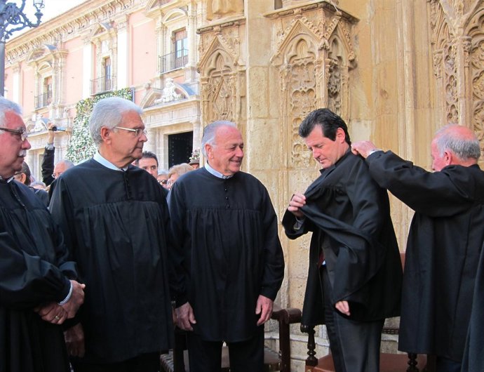 Císcar recibe el Blusón del Labrador del Tribunal de las Aguas