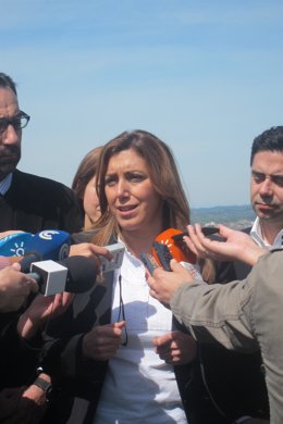 La consejera de Presidencia de la Junta, Susana Díaz, atiende a los periodistas