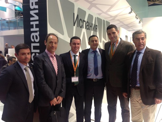 García, en el centro junto a los ediles de Turismo de Almería y Roquetas