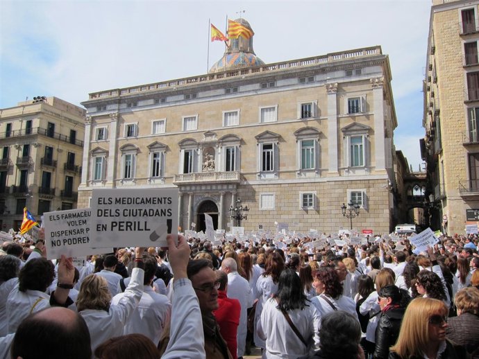 Concentración de farmacéuticos ante la Generalitat
