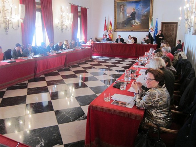 La Concejala No Adscrita Marcelina Elviro En El Pleno Del Ayto De Cáceres