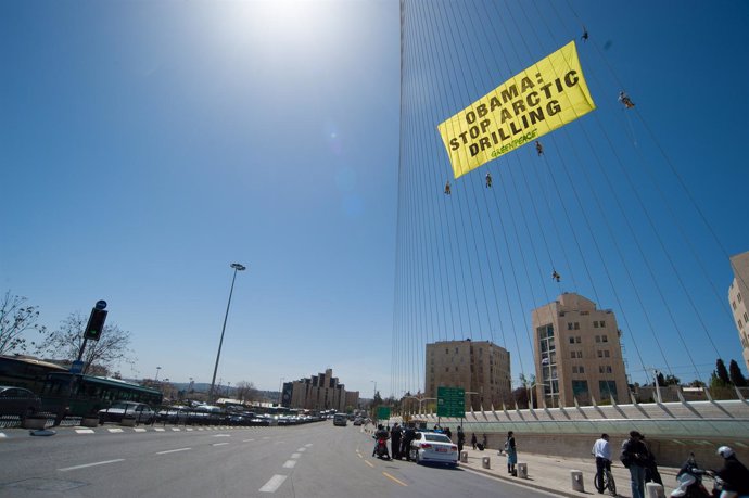 Greenpeace descuelga una pancarta en Jerusalén