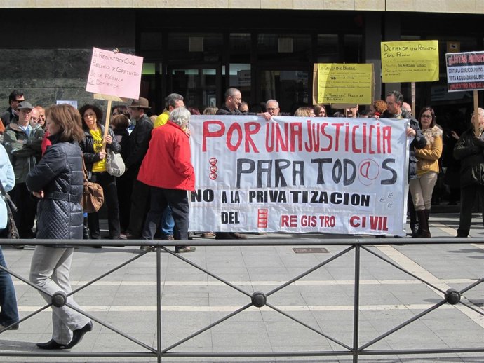 Concentración de funcionarios contra la privatización de los registros civiles.
