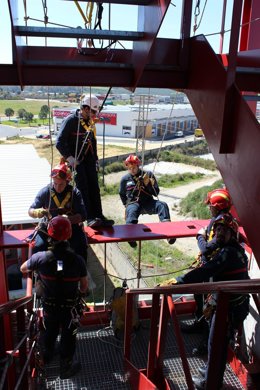 Imagen del bomberos alcalareños formándose con el nuevo material. 