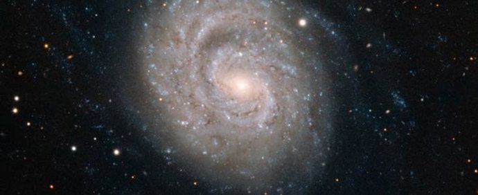 Galaxia en espiral eclipsada por supernova