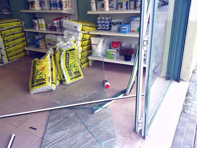 Escaparate de Monasterio de Irache donde se ha empotrado el vehículo.