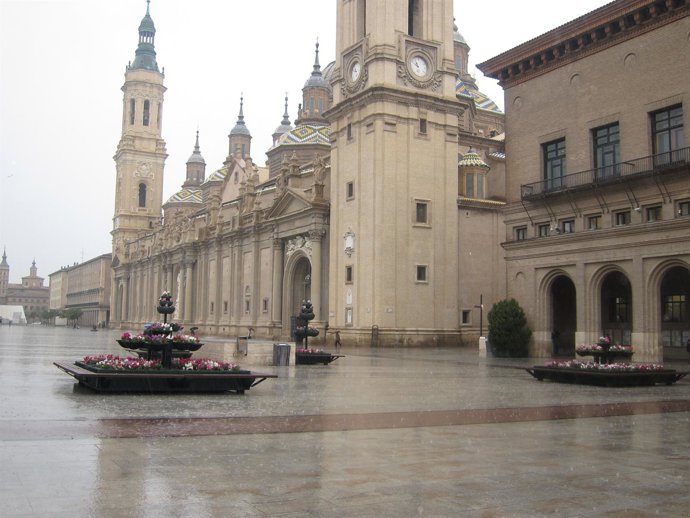 Lluvia En La Plaza Del Pilar De Zaragoza. Lluvia, Temporal