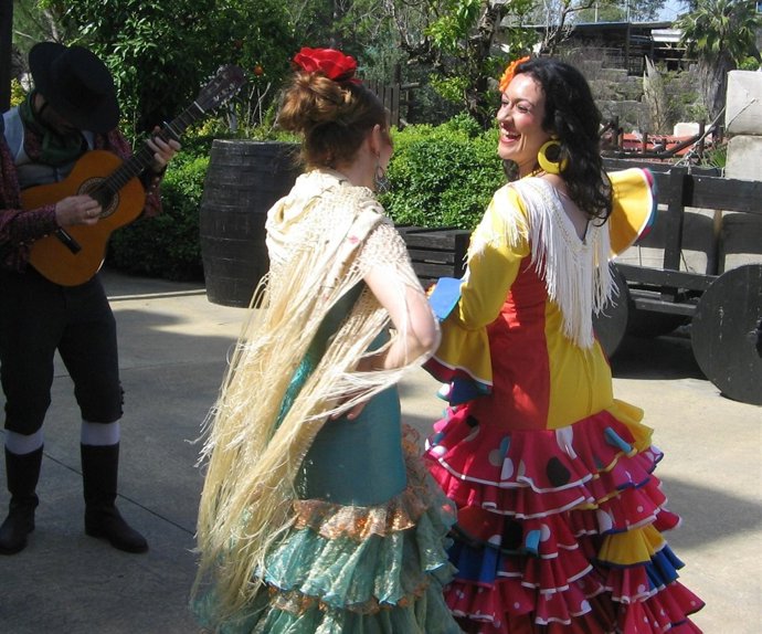 Actrices ensayan para un espectáculo de la nueva temporada de Isla Mágica
