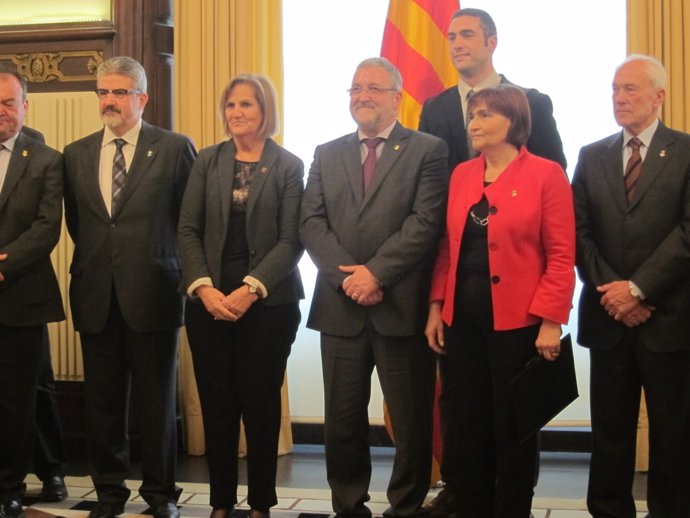 La presidenta del Parlament, Núria de Gispert, con alcaldes leridanos.